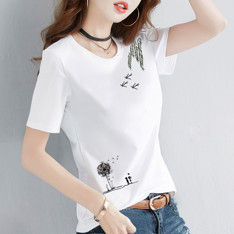 Ženska bijela majica kratkih rukava sa raznim aplikacijama