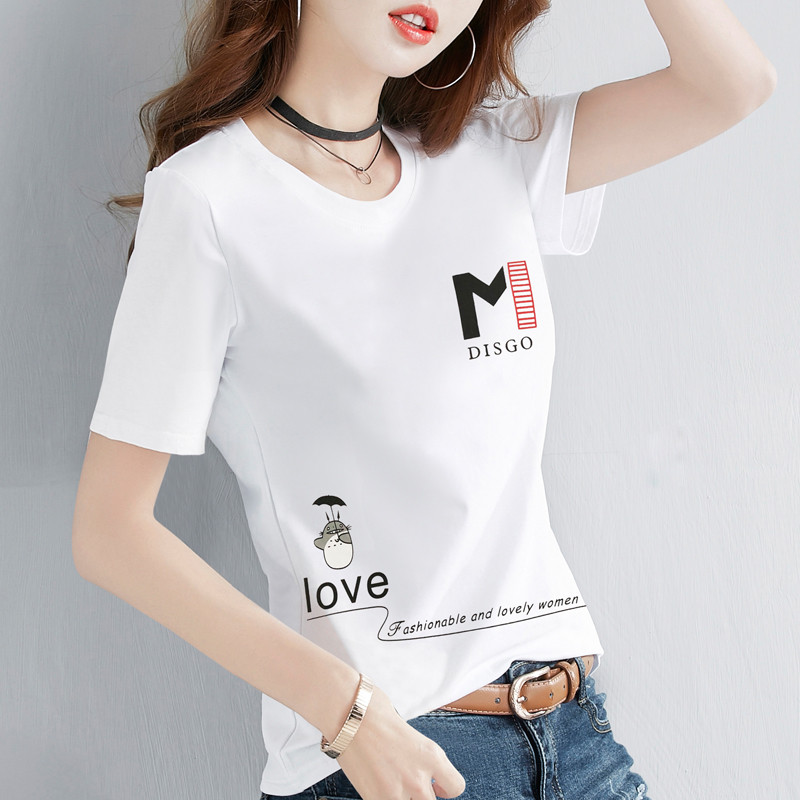 Ženska bijela majica kratkih rukava sa raznim aplikacijama