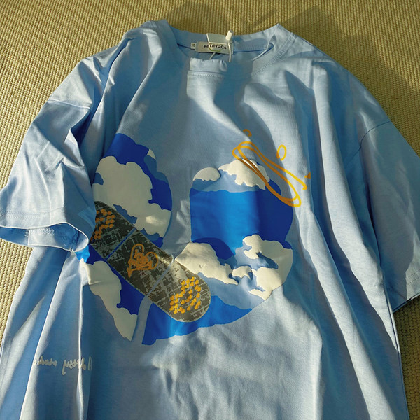 Ljetna majica s aplikacijom u boji - široki model