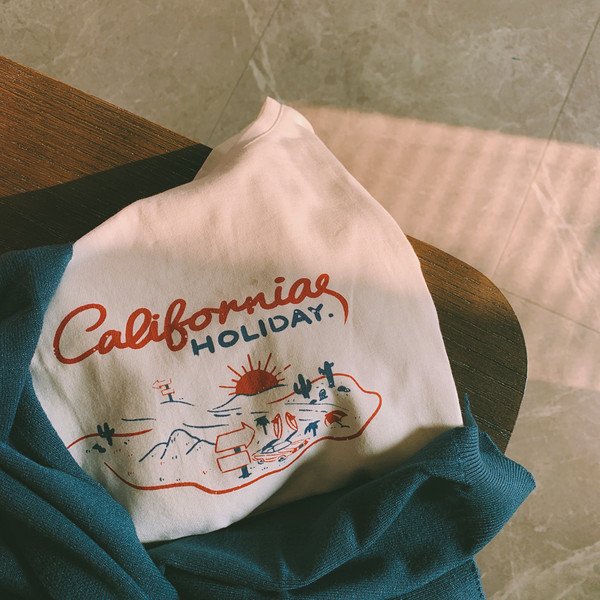 Ženska ležerna majica s ovalnim izrezom i aplikacijom