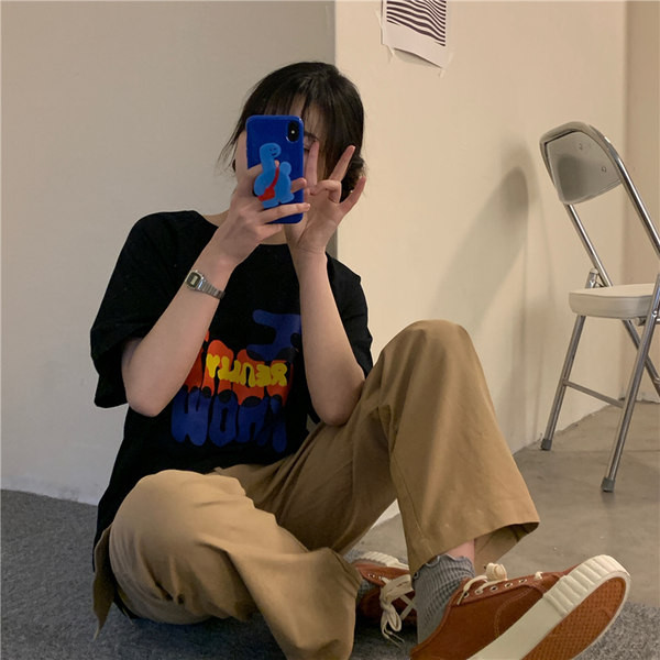 Ležerna ženska majica s aplikacijom u boji