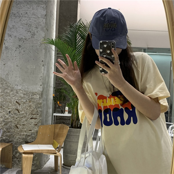 Ležerna ženska majica s aplikacijom u boji