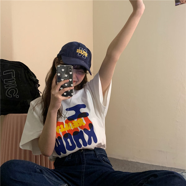 Ležerna ženska majica s aplikacijom u boji