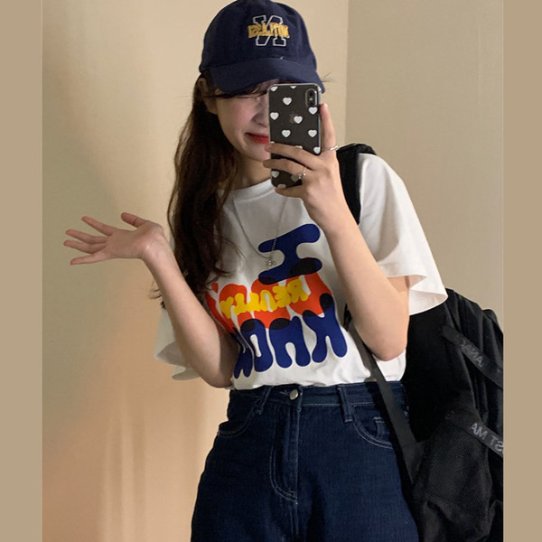 Ležerna ženska majica s aplikacijom u boji