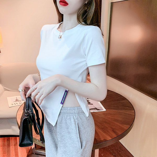 Običan model ženske majice s prorezom i kratkim rukavima