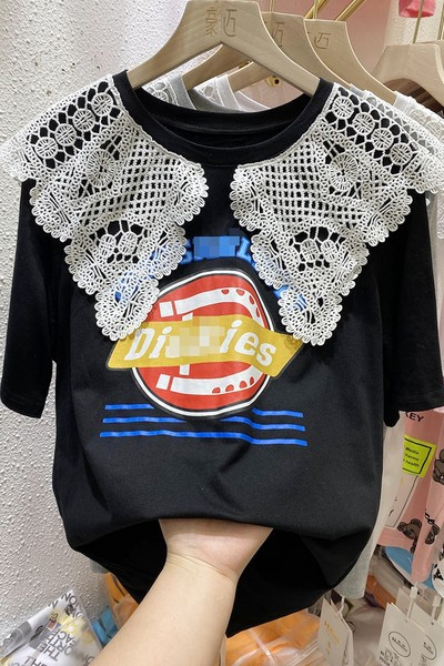 Ljetna ženska majica kratkih rukava s aplikacijom u boji i velikom čipkanom kragnom