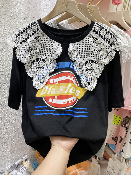 Ljetna ženska majica kratkih rukava s aplikacijom u boji i velikom čipkanom kragnom