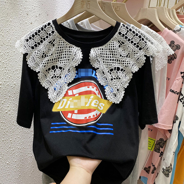 Ljetna ženska majica kratkih rukava s aplikacijom u boji i velikom čipkanom kragnom