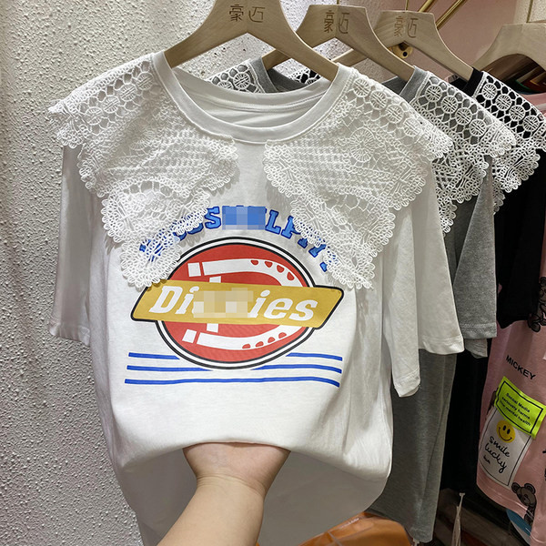 Ljetna ženska majica kratkih rukava s aplikacijom u boji i velikom čipkanom kragnom