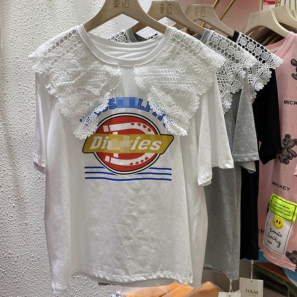 Ljetna ženska majica kratkih rukava s aplikacijom u boji i velikom čipkanom kragnom