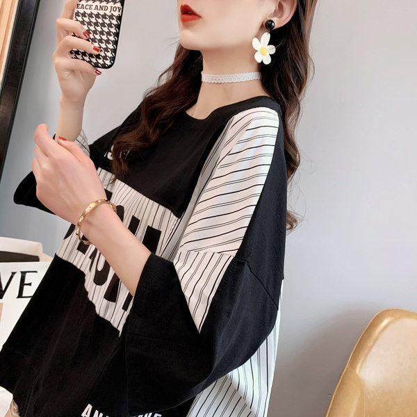 Široki model ženske majice na pruge sa 3/4 rukavima