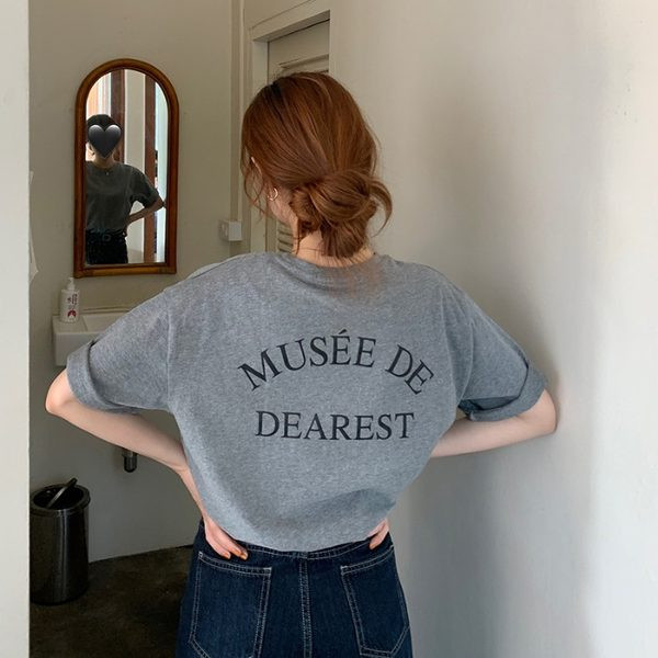 Ženska majica s natpisom na leđima i kratkim rukavima