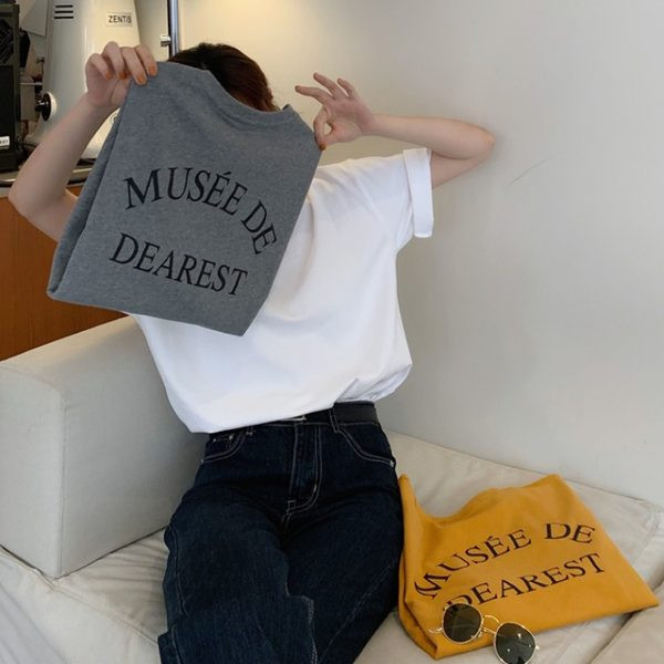 Ženska majica s natpisom na leđima i kratkim rukavima