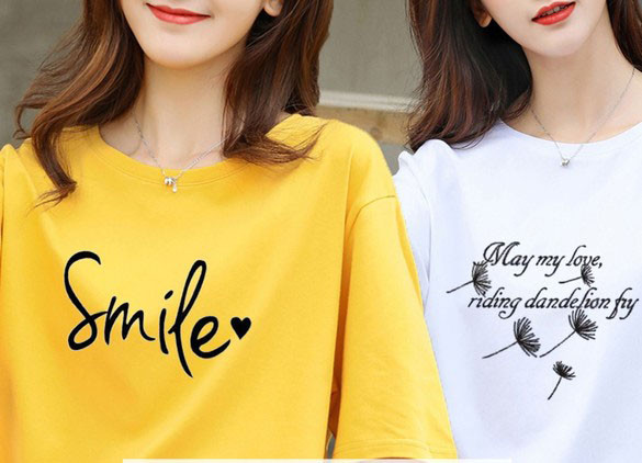 Įvairios aplikacijos laisvalaikio moteriški marškinėliai – kelių spalvų