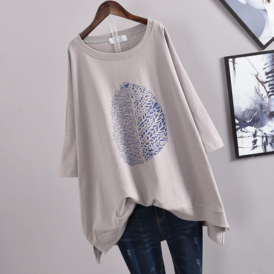 Asimetrični model s 3/4 rukavima i aplikacijom