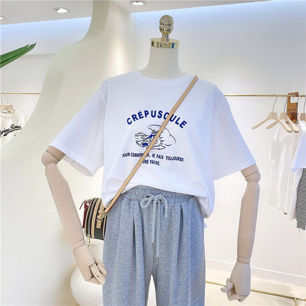 Ikdienas sieviešu t-krekls ar uzrakstiem un ovālu kakla izgriezumu