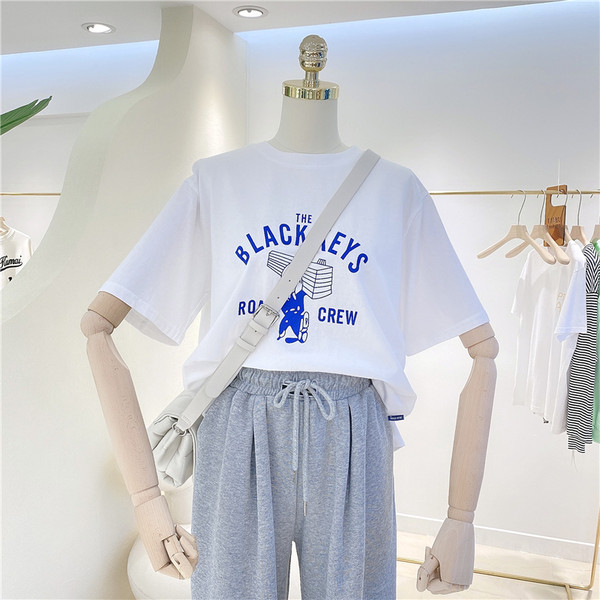 Ikdienas sieviešu t-krekls ar uzrakstiem un ovālu kakla izgriezumu