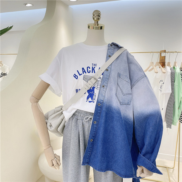 Ikdienas sieviešu t-krekls ar uzrakstiem un ovālu kakla izgriezumu