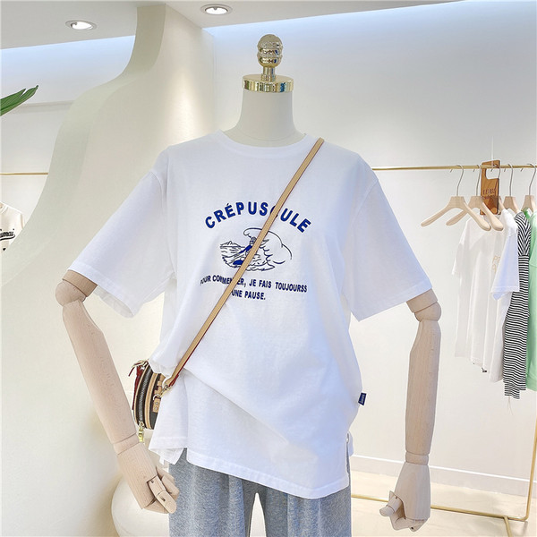 Ikdienas sieviešu t-krekls ar uzrakstiem un ovālu kakla izgriezumu