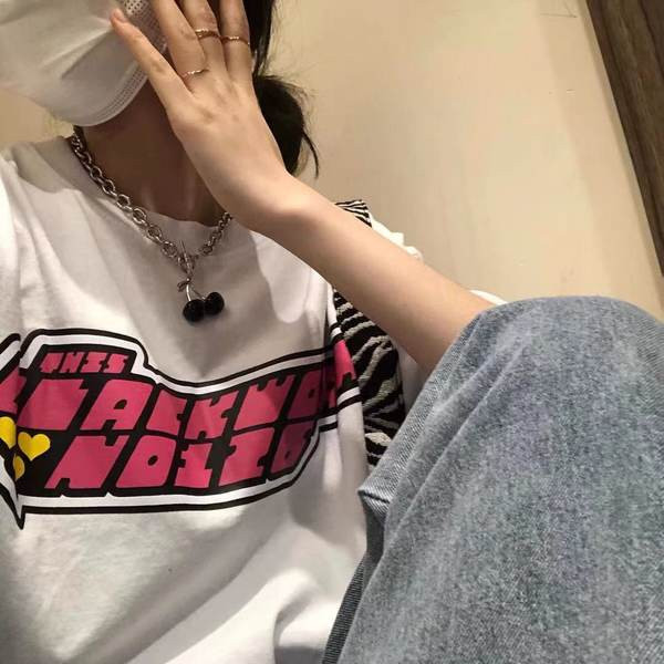 Novi model ženske majice kratkih rukava sa aplikacijom i ovalnim izrezom - dvije boje