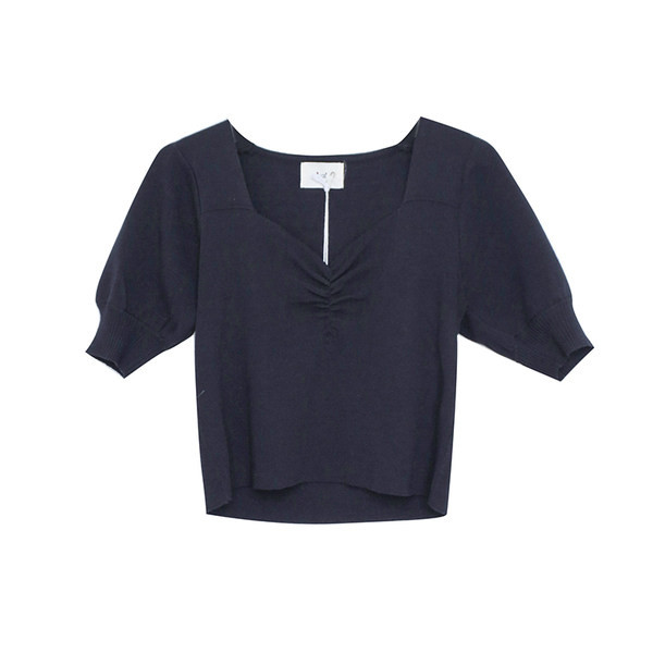 Običan model kratke ženske majice s dubokim dekolteom