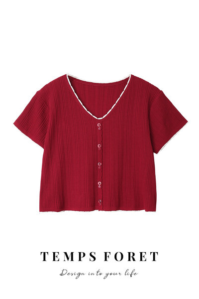 Novi model kratke ženske majice s V izrezom od tankog pletiva