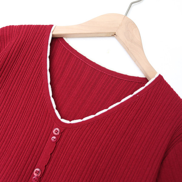 Novi model kratke ženske majice s V izrezom od tankog pletiva