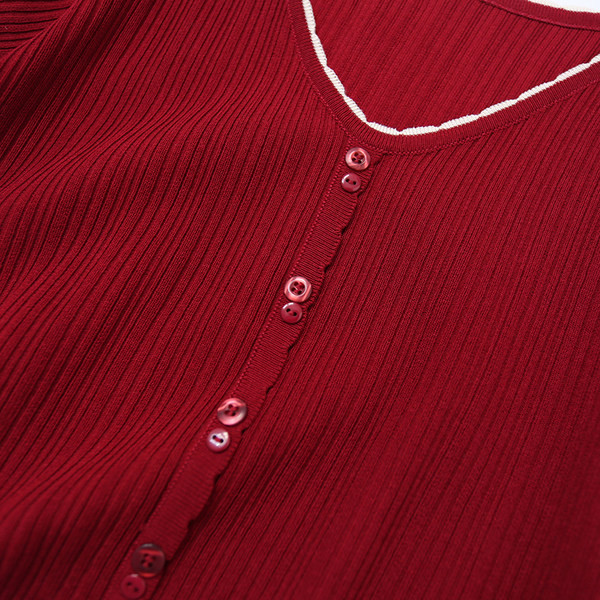 Novi model kratke ženske majice s V izrezom od tankog pletiva