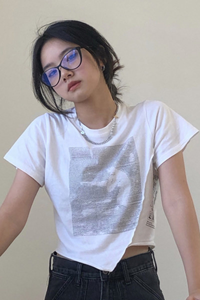 Novi model ženske asimetrične majice s ovalnim izrezom