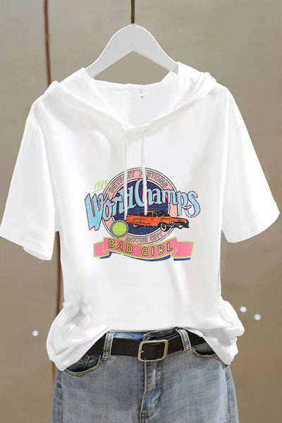 Ženska pamučna majica kratkih rukava s aplikacijom u boji i kapuljačom