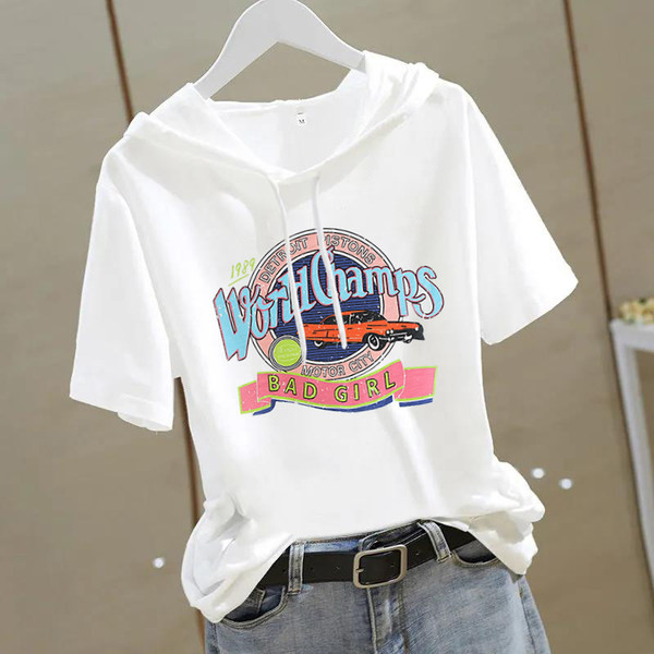 Ženska pamučna majica kratkih rukava s aplikacijom u boji i kapuljačom