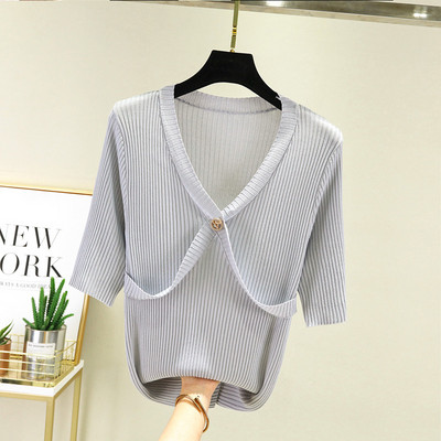 Ležerna ženska bluza s gumbima i špic izrezom