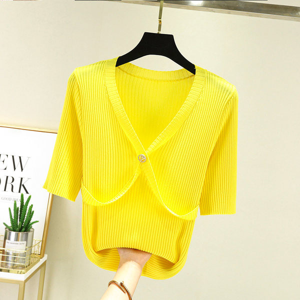 Ležerna ženska bluza s gumbima i špic izrezom