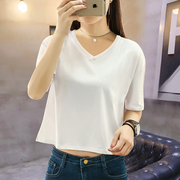 Jednobojna ženska kratka majica sa špic izrezom