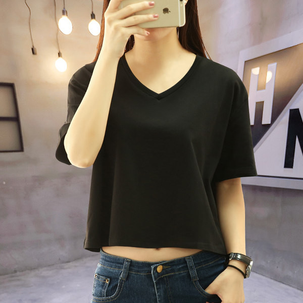 Jednobojna ženska kratka majica sa špic izrezom