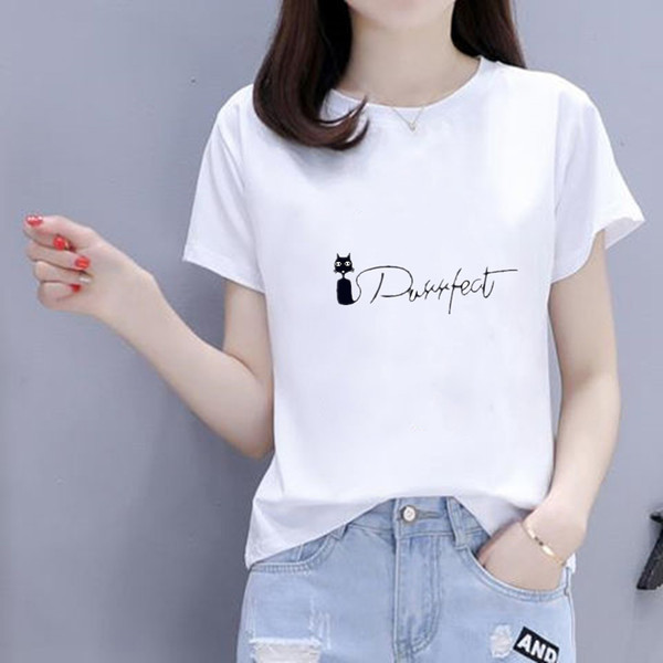 Dienas T-krekls ar uzrakstu un aplikāciju baltā krāsā