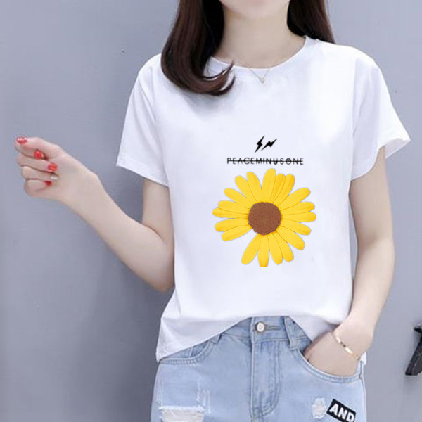 Dienas T-krekls ar uzrakstu un aplikāciju baltā krāsā