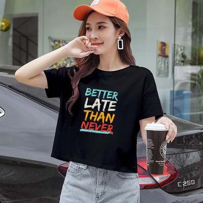 Ženska majica s raznim aplikacijama i okruglim izrezom