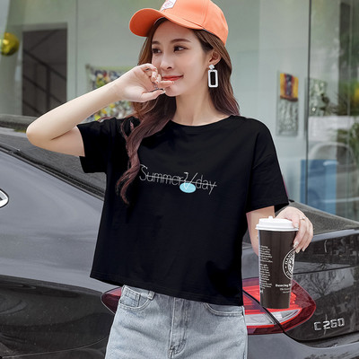 Ženska majica s raznim aplikacijama i okruglim izrezom