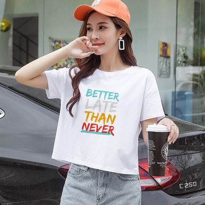 Ženska majica s raznim aplikacijama i okruglim izrezom