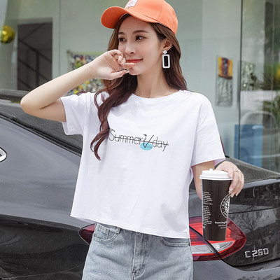 Ženska majica s raznim aplikacijama i okruglim izrezom