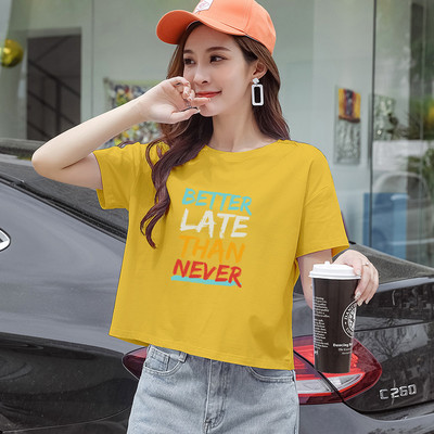 Ženska majica s raznim aplikacijama i okruglim izrezom