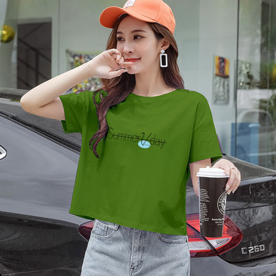 Ženska majica s raznim aplikacijama i okruglim izrezom