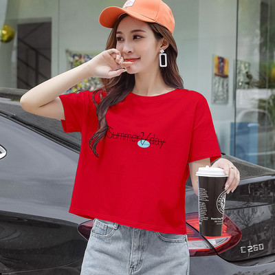 Ženska majica s raznim aplikacijama i okruglim izrezom