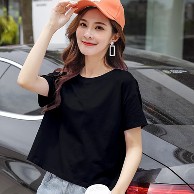 Ženska majica s raznim aplikacijama i okruglim izrezom