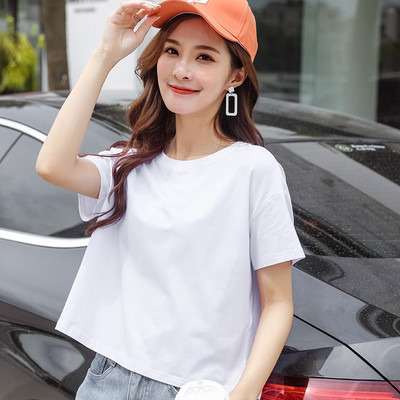 Ženska majica s raznim aplikacijama i okruglim izrezom