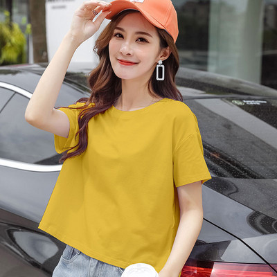 Ženska majica s raznim aplikacijama i okruglim izrezom