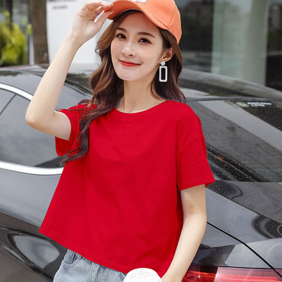 Ženska majica s raznim aplikacijama i okruglim izrezom