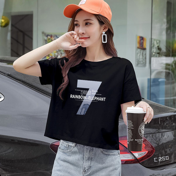 Ženska majica s raznim aplikacijama i okruglim izrezom