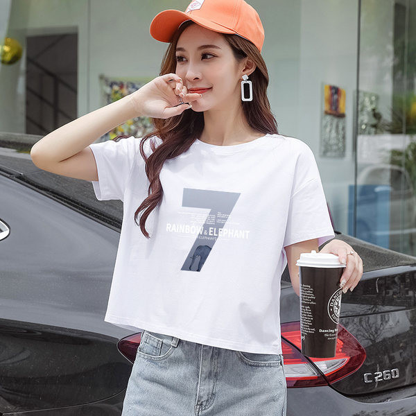 Ženska majica s raznim aplikacijama i okruglim izrezom